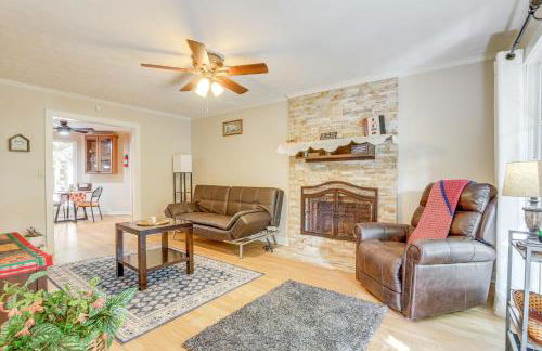 6 Mi to Stone Mountain Park Home with Deck! - Foto 5