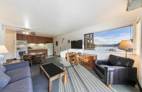 Spacious 1BR Condo w/ Lake View #136 at Donner Lake Village - Foto 11