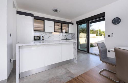 Villa Rosemary -semi-detached villa with a pool and a panoramic view, close to a sandy beach - by TRAVELER tourist agency Krk - Foto 23