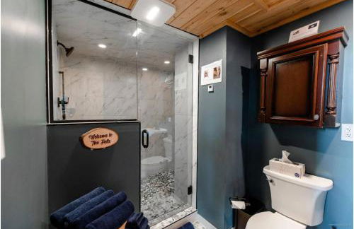 The Chalet - Spacious 7 bedroom near Sugarloaf, on Snowmobile and UTV trails, Hiking, Golf and Flagstaff Lake across the street - Foto 9