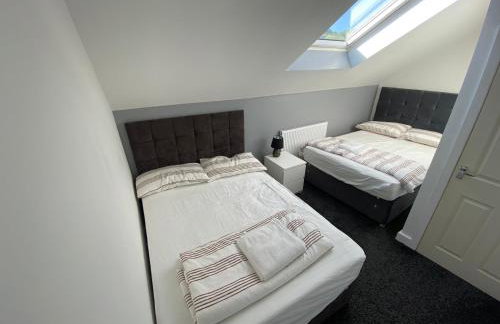 3- Bedroom House -Private Parking - contractors welcome- 2 Min M62 - Foto 25