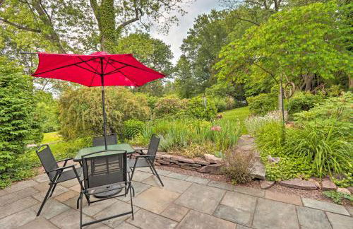 Charming Abode with Patio - Walk to Town and River! - Foto 1