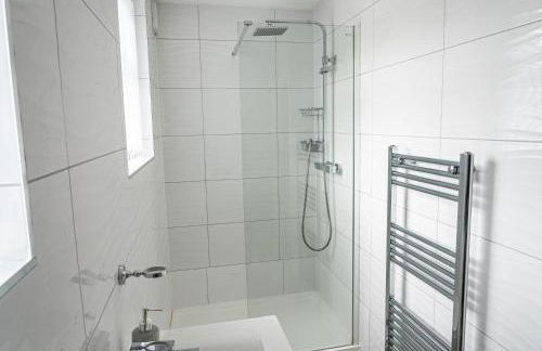 Stylish Flat in Wolverhampton - Short and long Stay with Free Parking - Photo 20