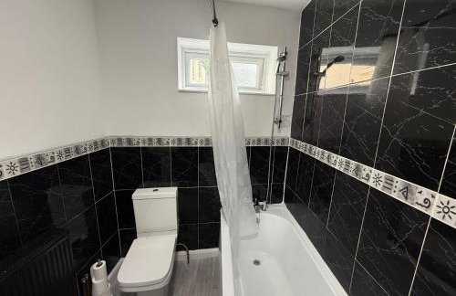 Central 3BR Home - Huddersfield Serviced Accomodation - Walk to Station & Town - Business Travellers - Families - Students - Photo 41