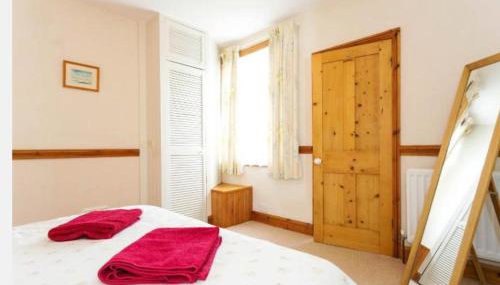 3 bed rooms 2 en-suite - spacious with 90sqm garden - self check in - pet friendly - Central, near beach - Foto 5