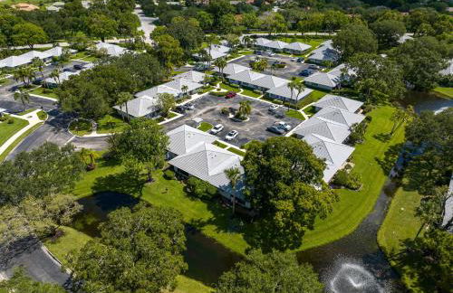 Luxurious Golf Retreat Villa in PGA National! - Photo 39