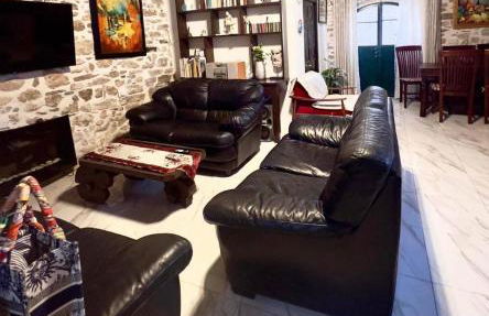 Art House Pagoi Sleeps 6 Parking 5 min to Beach - Photo 3