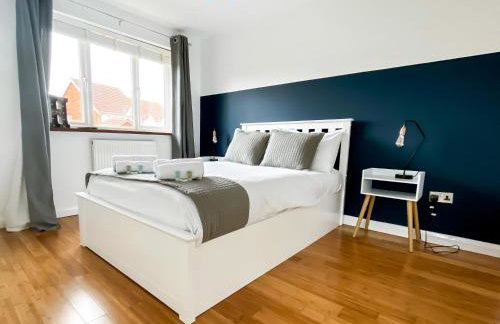 4 bed family home wifi, netflix, parking, close to wicksteed park - Photo 30