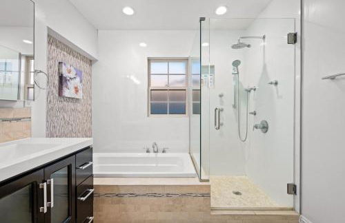 Luxury Estate with Sparkling Pool & Elegant Amenities - Foto 112