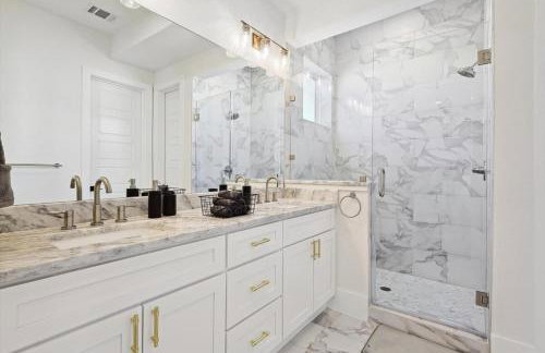 3-BD Luxury Living w Rooftop Garden Views - Photo 16