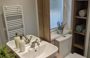 Kingfisher Lodge - Lakeside Lodge With Hot Tub - Foto 21