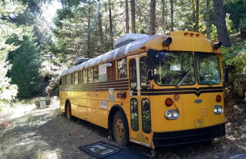 Unique Renovated School Bus for Camping in the Klamath National Forest, California - Foto 1