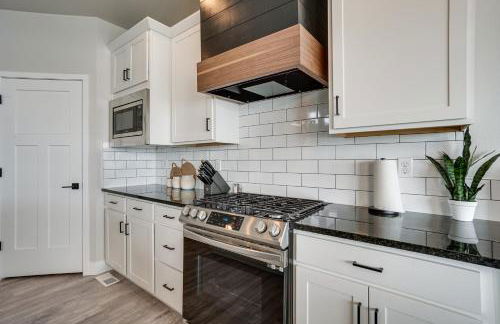 Family-Friendly Townhome about 2 Mi to Windsor Lake! - Foto 9