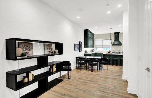 Luxury Townhouse with Fireplace Rooftop Deck Close to Downtown-Family Friendly - Foto 9