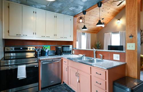 Charming Benson Home - Sleeps 5 Hot Tub! - Photo 5