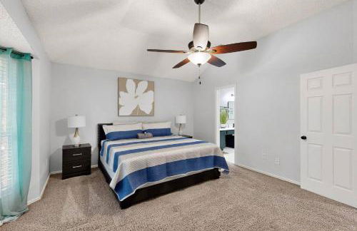 Newly updated 5BR/2.5BA w/pool sleep 16 ppl• - Photo 35
