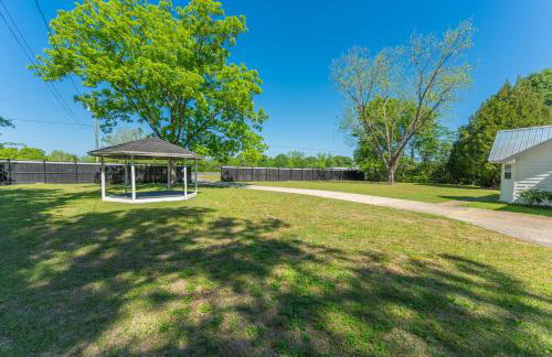 Private Pool and 3BR Family Fun Home with Gazebo - Foto 11