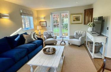 Northbrook Cottage, Farnham, up to 8 adults - Photo 1