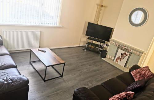 Goldthorn Wolverhampton sleeps 5 long term comfortably and families - Foto 17