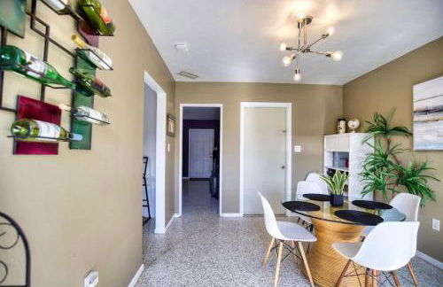 Retro-Inspired Stay BBQ Patio Close to Downtown - Foto 16