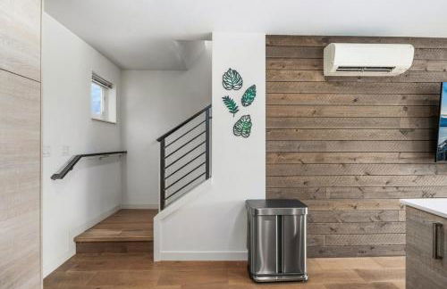 NEW! Central Ballard 3BR Townhome Fits 8 Free Parking AC Family Friendly - Foto 30