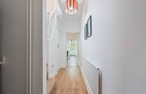 Charming and Spacious Home in Cradley Heath by 53 Degrees Property Sleeps 8 - Foto 26