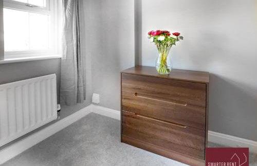 Woking - 2 Bedroom House - Parking - Photo 6