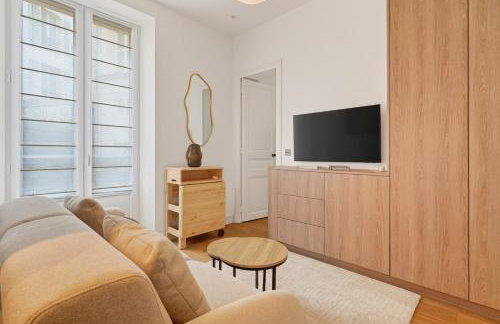 Modern apartment near subway - Photo 1