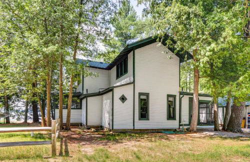 Torch Lake Getaway with Private Beach and Boat Dock! - Foto 32