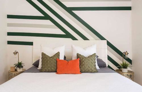 Stylish Home Prime Location with Fireplace & Patio - Foto 11