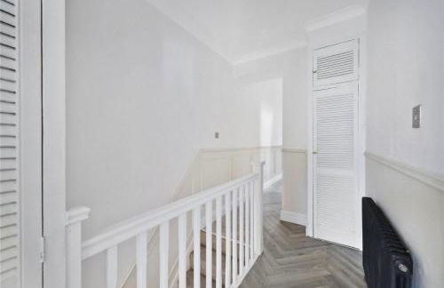 Newly refurbished 2 br apartment with a beautiful garden - Foto 37