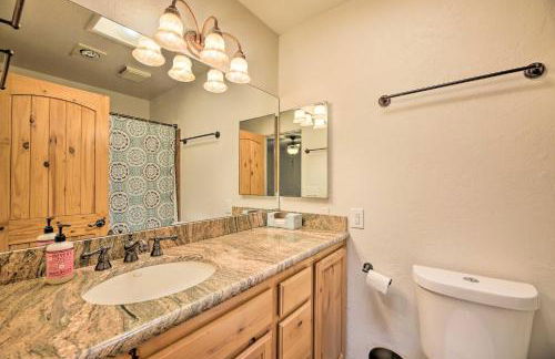 Wooded Yard, Gas Grill Lush Pinetop Retreat - Foto 17