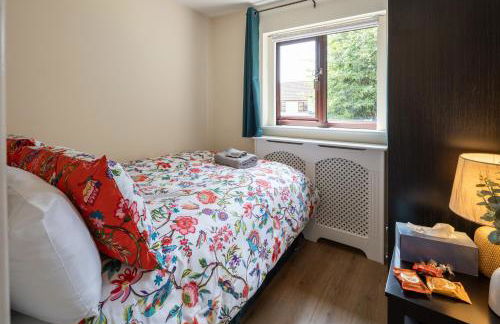 Comfy Chippenham Double Ensuite Home with Large Garden with Parking x 4 - Foto 42