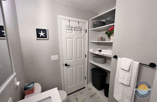 New Pet Friendly Walking Distance to Lake Front - Foto 18