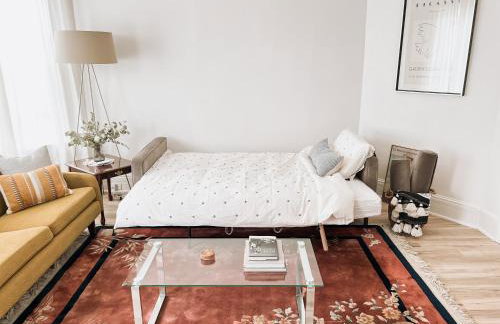 Designer Home 2 Bedroom - 20min to NYC WTC - Private Backyard - Foto 11