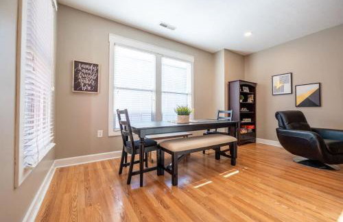 6BR Downtown Side-by-Side Townhomes 2 Garages - Foto 31