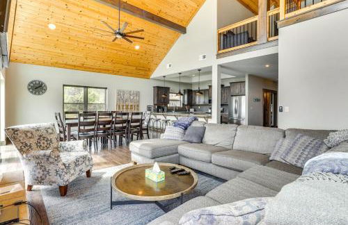 Lavish Retreat with Decks, Steps to Table Rock Lake! - Foto 1