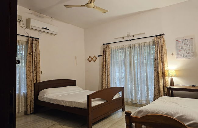 De Royale Summit Home Stay - Photo 3