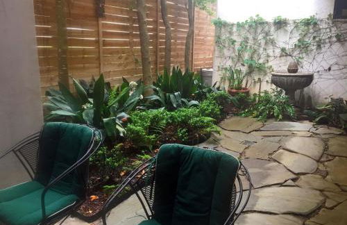 Elegant French Patio Home with Private Pool - Foto 37