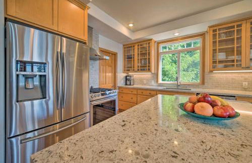 Spacious Lake Stevens Home with Fire Pit, Patio - Foto 11