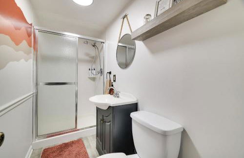 Family Pocono Gem by the lake with private sauna, hot tub, and huge game room - Foto 23