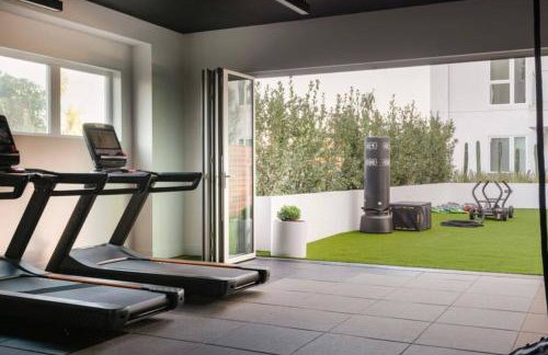 Modern 1BR LA l Workspace Pool Gym - Foto 17
