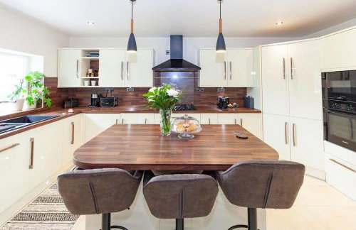 Modern 4 bedroom family home with driveway parking - Foto 15