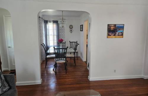 Chic City Charming Bungalow with all the Amentities Great Family Getaway! - Foto 8