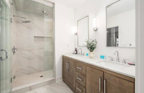 Chateau in the Village - Brand New 3BD 5BA - Foto 30