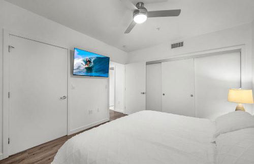 Luxury by the Beach with Pool, Gym, Game Room - Photo 17