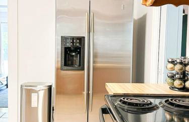 6BR Pool Escape for Friends and Family - LOU1 - BUR - Foto 28