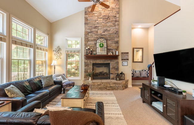 Highland Hideaway by Avantstay Group Poconos Retreat w Patio Game Room - Foto 2