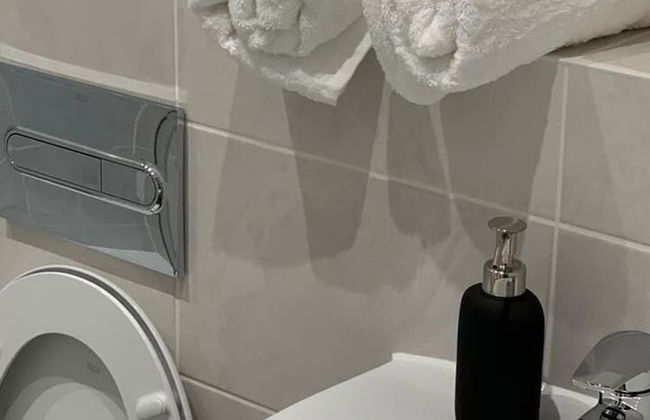 Stunning 2-bed Apartment in Grays - Photo 39