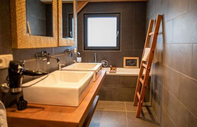 Modern Cottage Surrounded by Nature - Foto 13